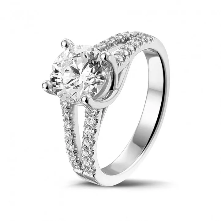 1.50 quilates anillo solitario en oro blanco con diamantes laterales 