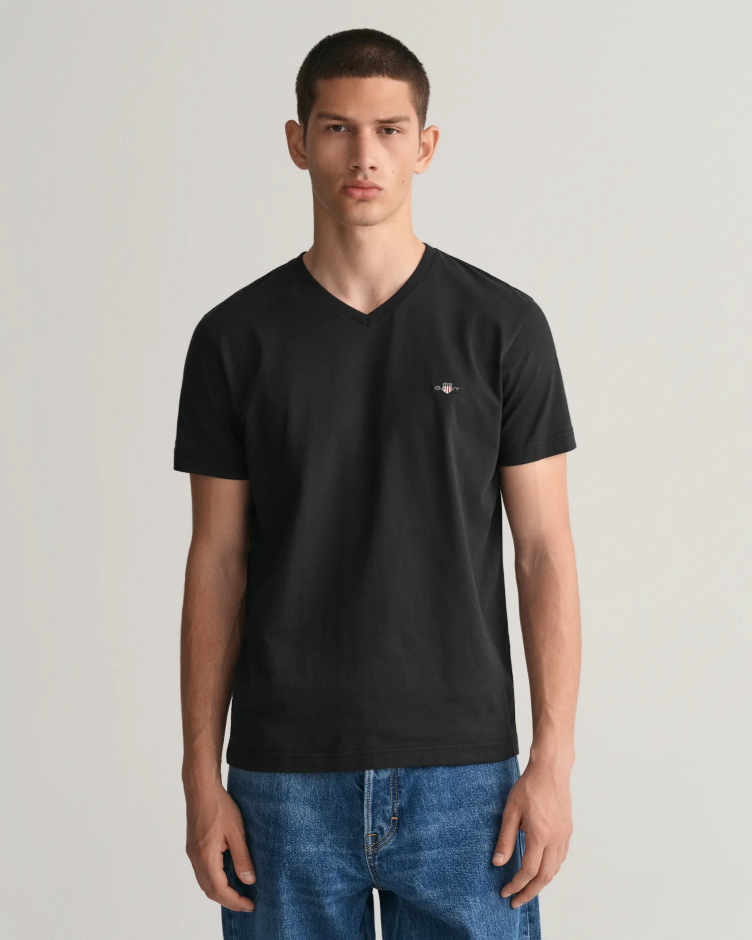 Camiseta Slim Fit Shield con cuello de pico