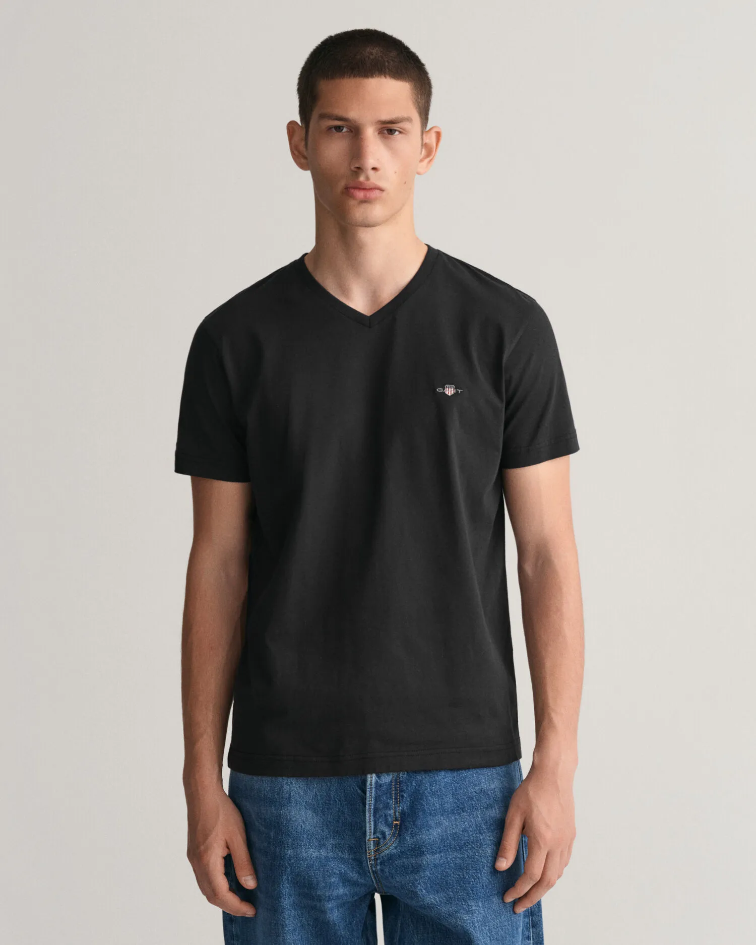 Camiseta Slim Fit Shield con cuello de pico