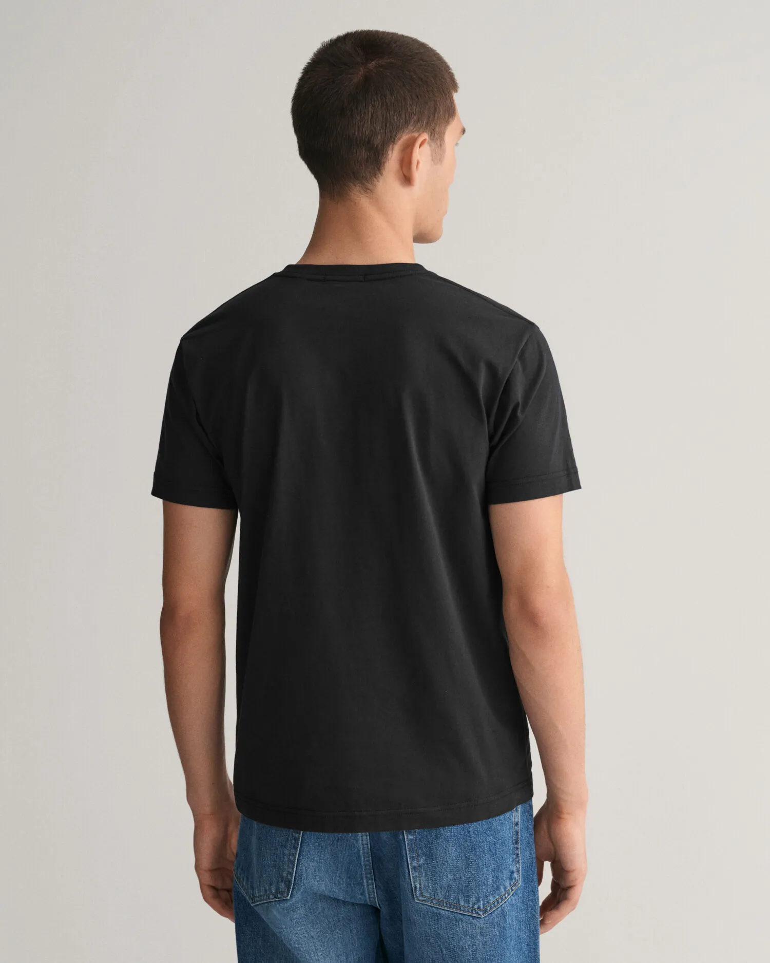 Camiseta Slim Fit Shield con cuello de pico