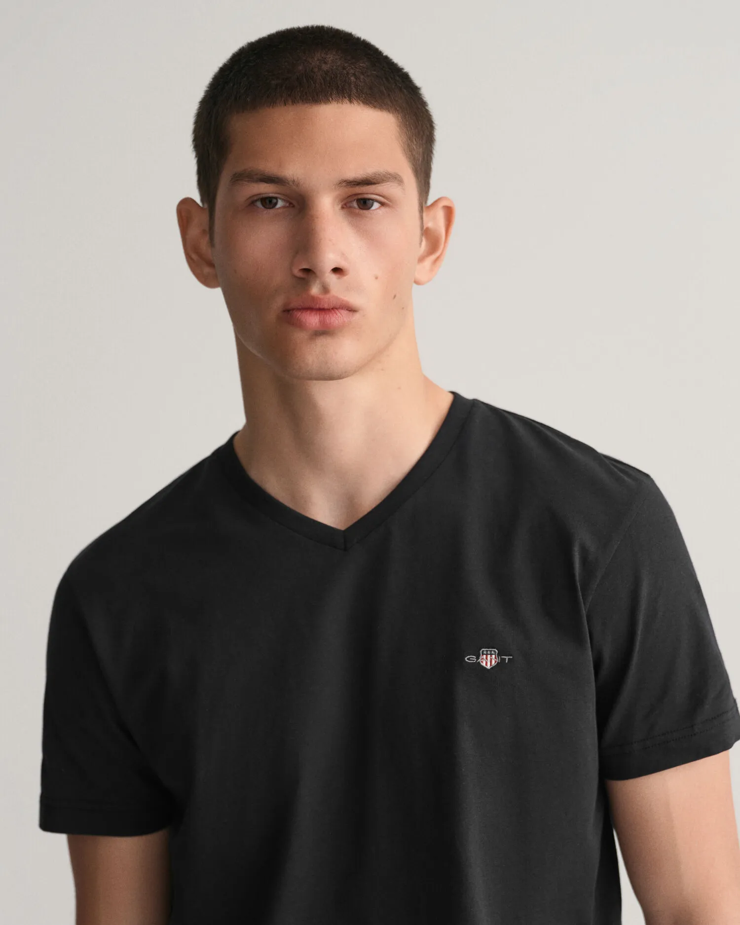 Camiseta Slim Fit Shield con cuello de pico