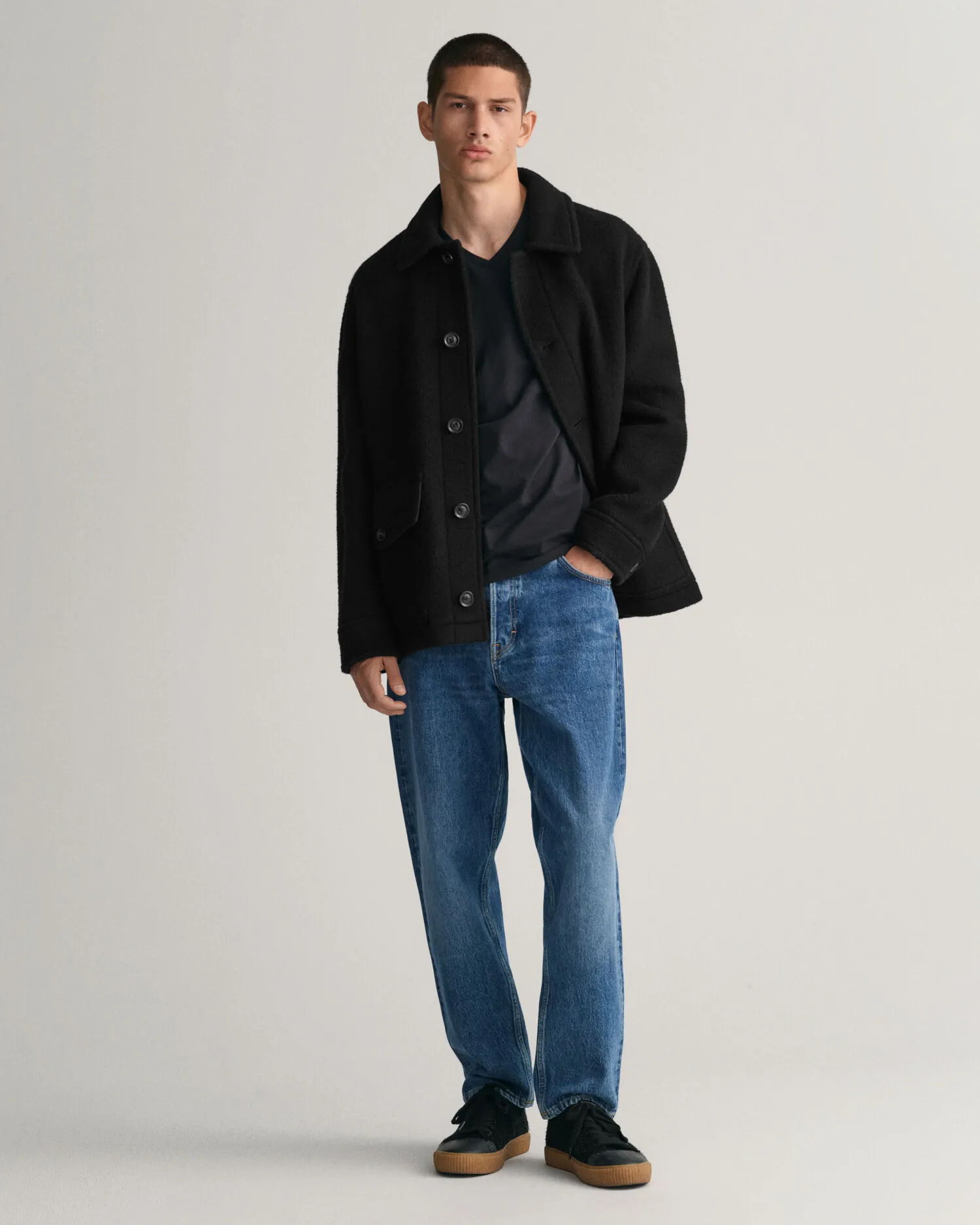 Camiseta Slim Fit Shield con cuello de pico