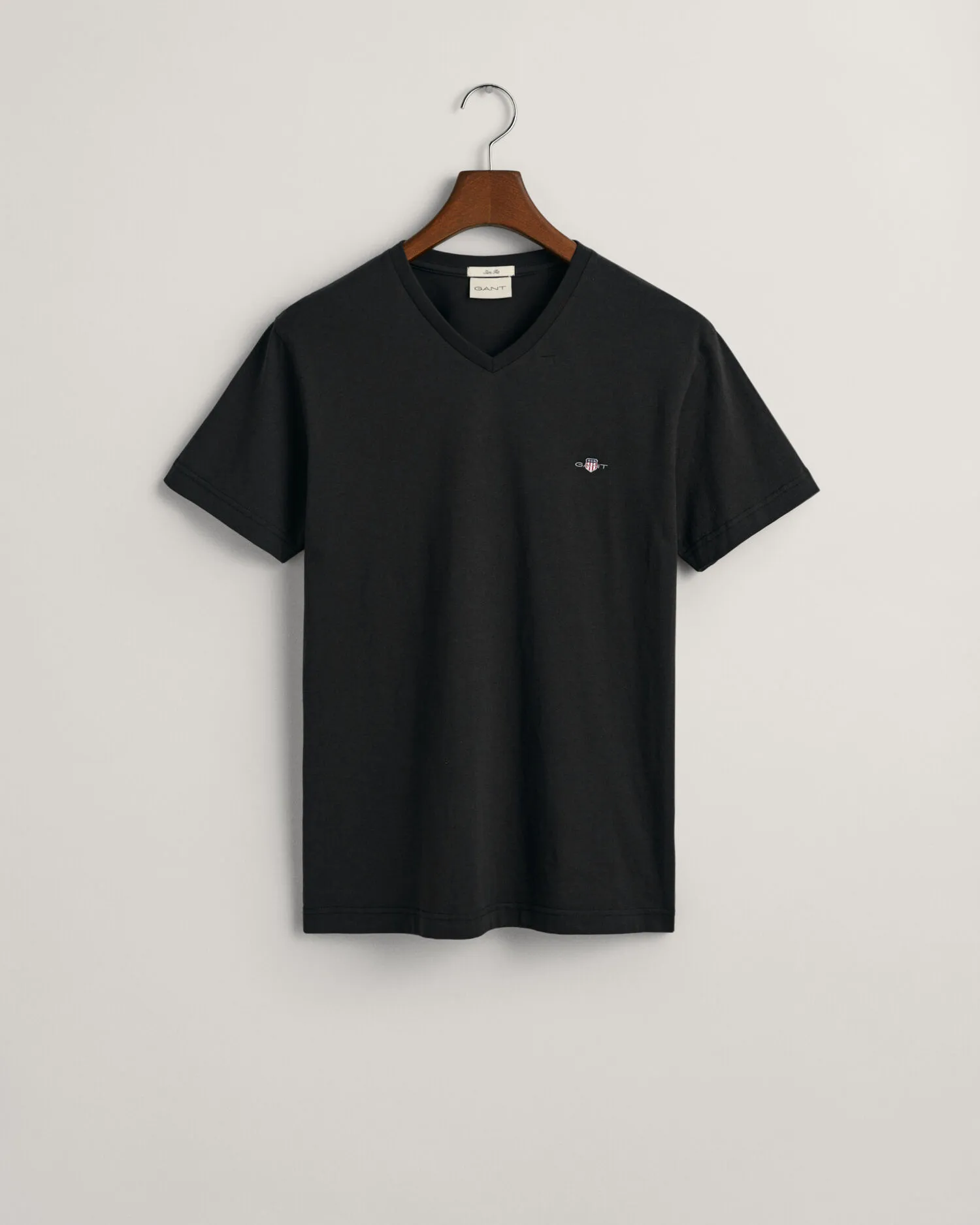Camiseta Slim Fit Shield con cuello de pico