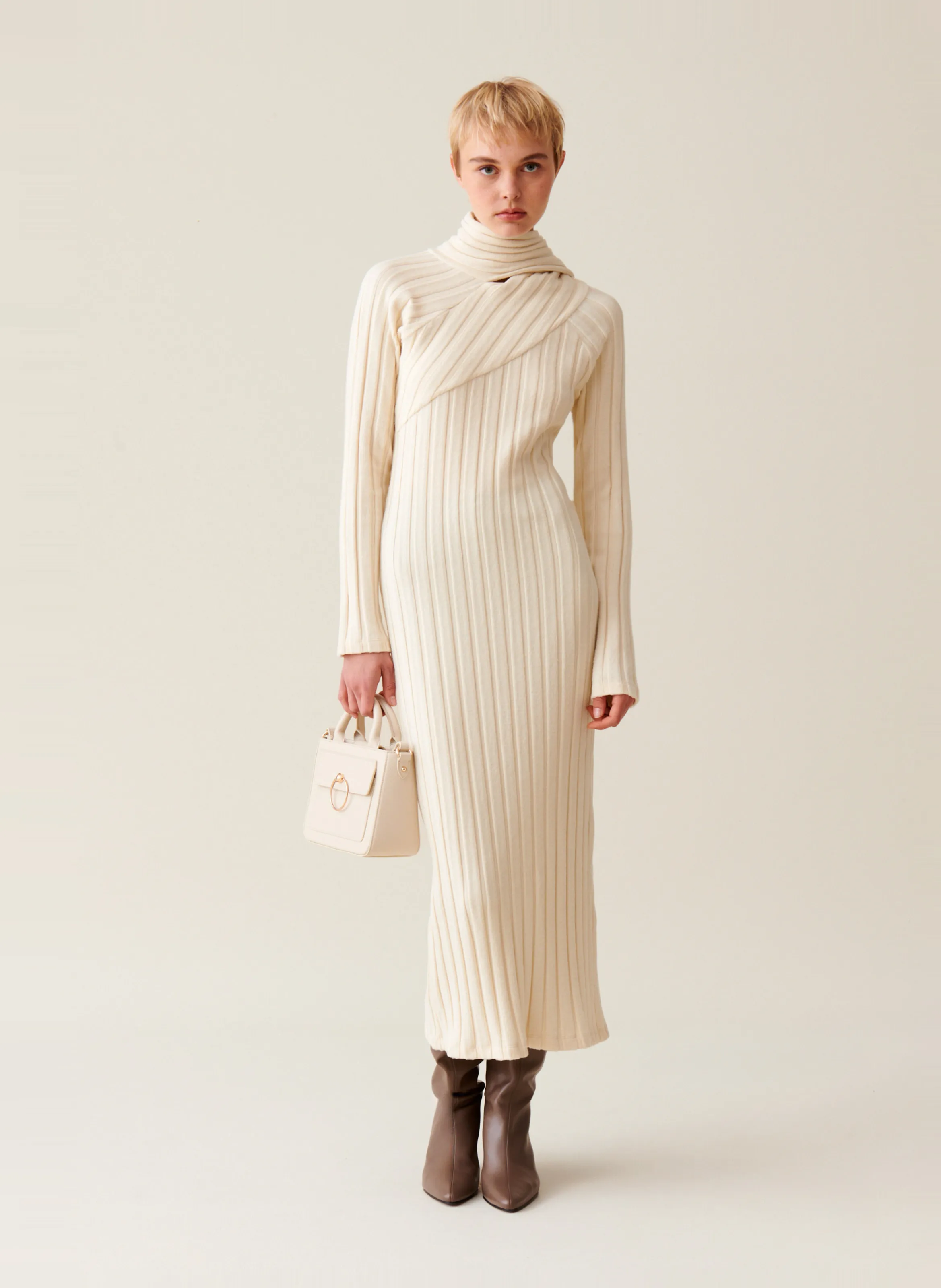 CLAUDIE PIERLOT Vestido largo de punto con bufanda en blanco
