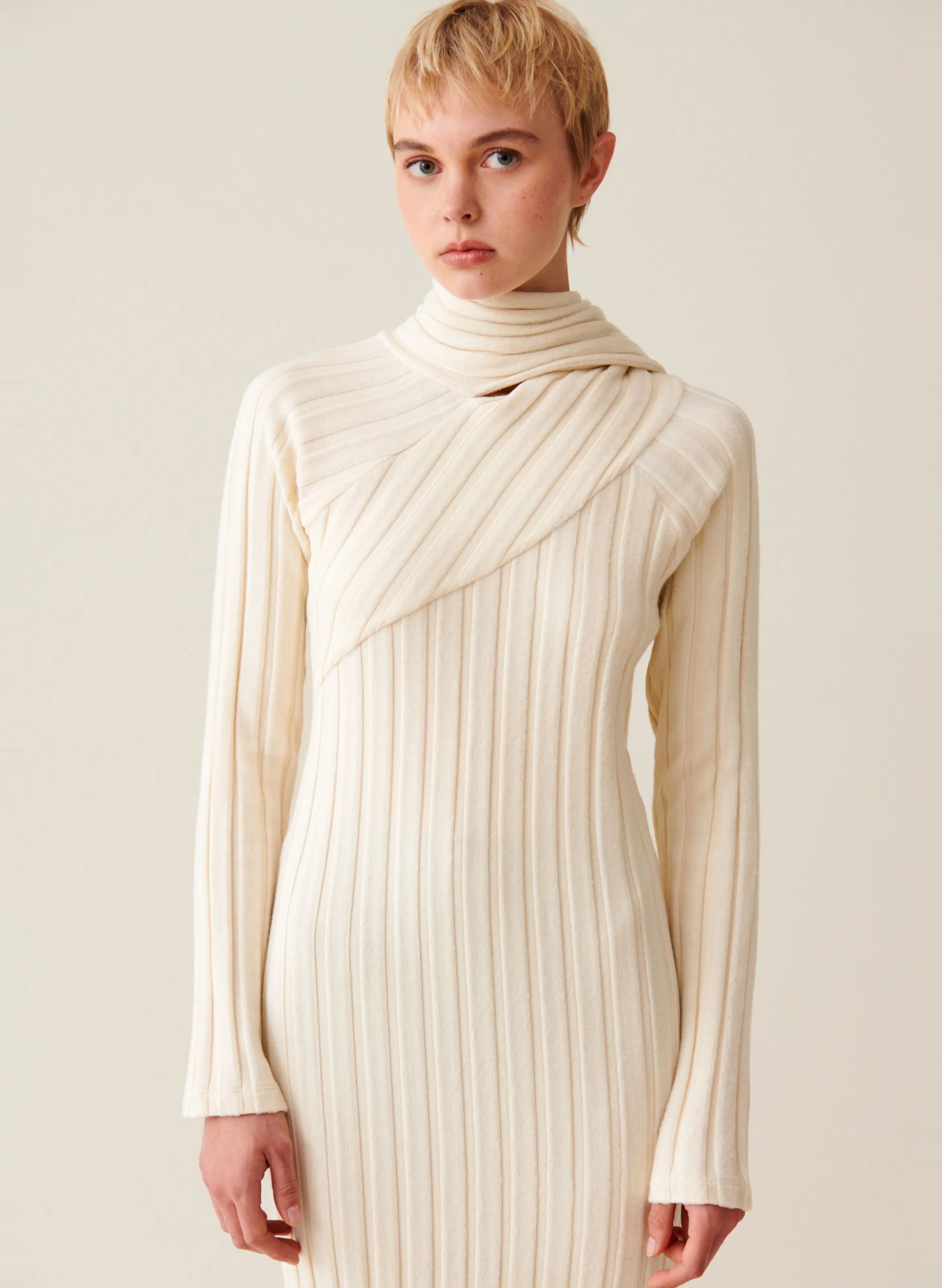 CLAUDIE PIERLOT Vestido largo de punto con bufanda en blanco