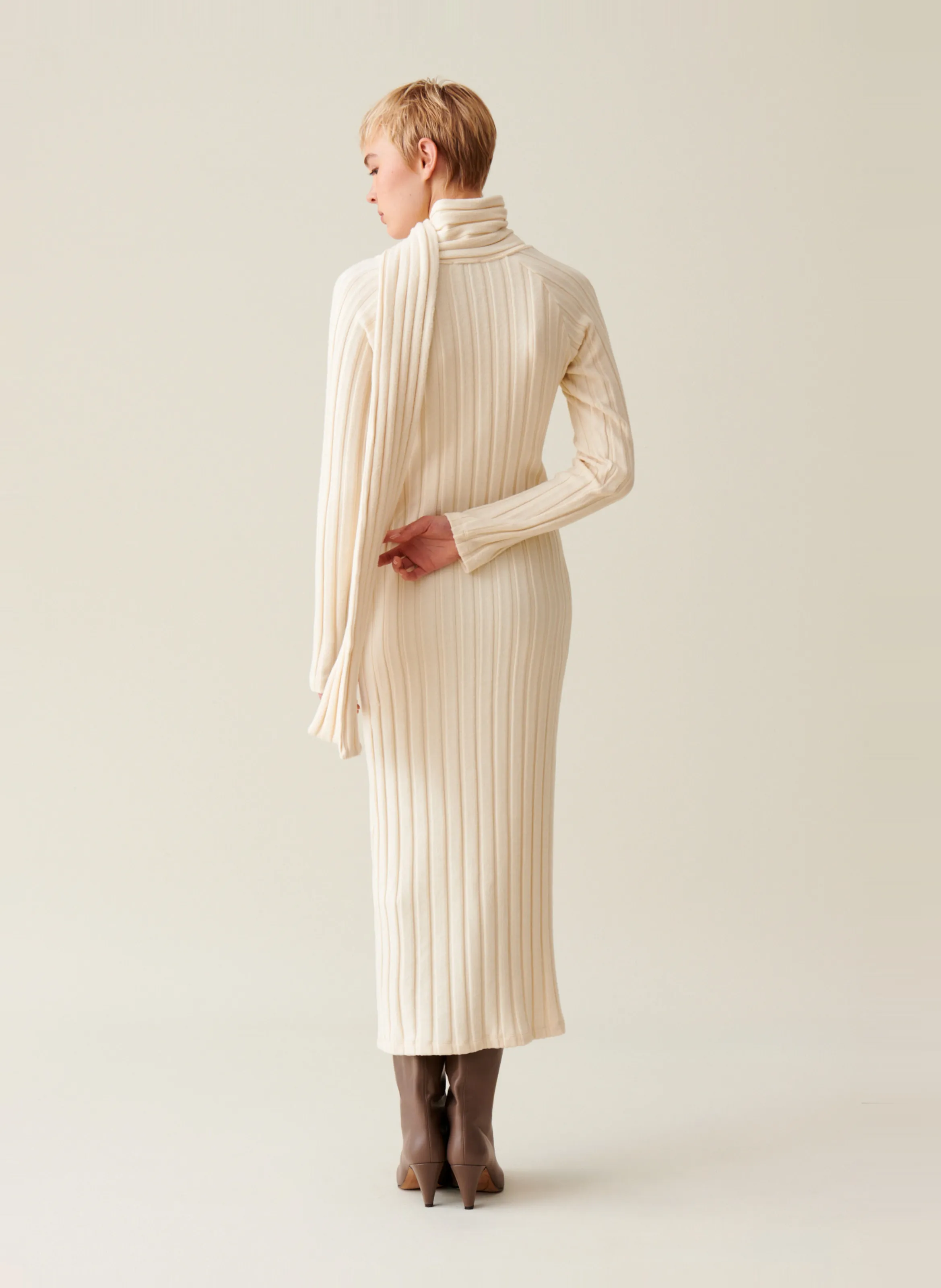 CLAUDIE PIERLOT Vestido largo de punto con bufanda en blanco