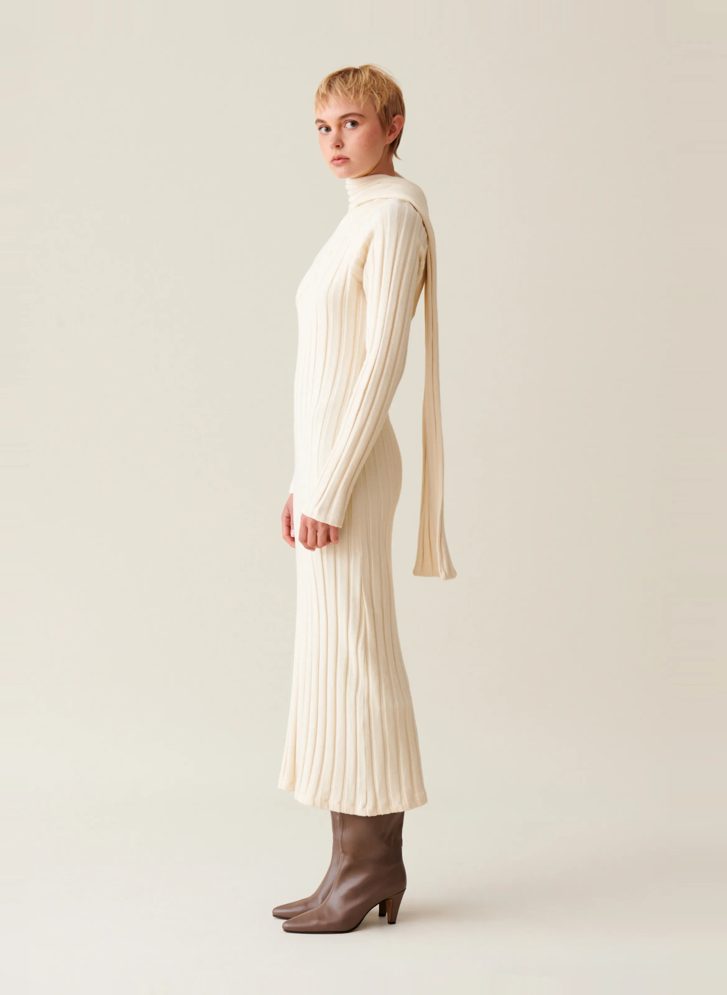 CLAUDIE PIERLOT Vestido largo de punto con bufanda en blanco