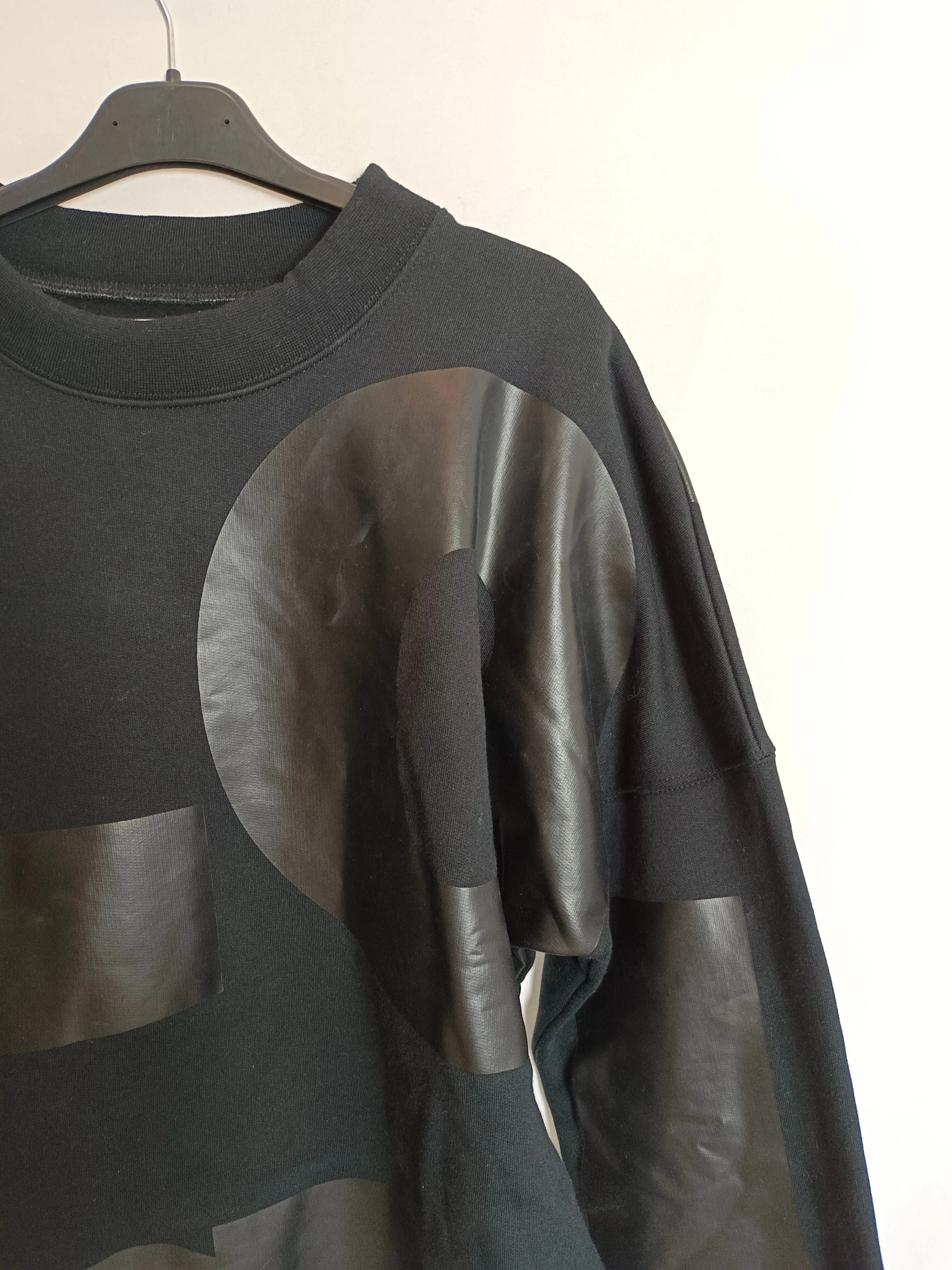 LOREAK. Sudadera negra letras T.s/m
