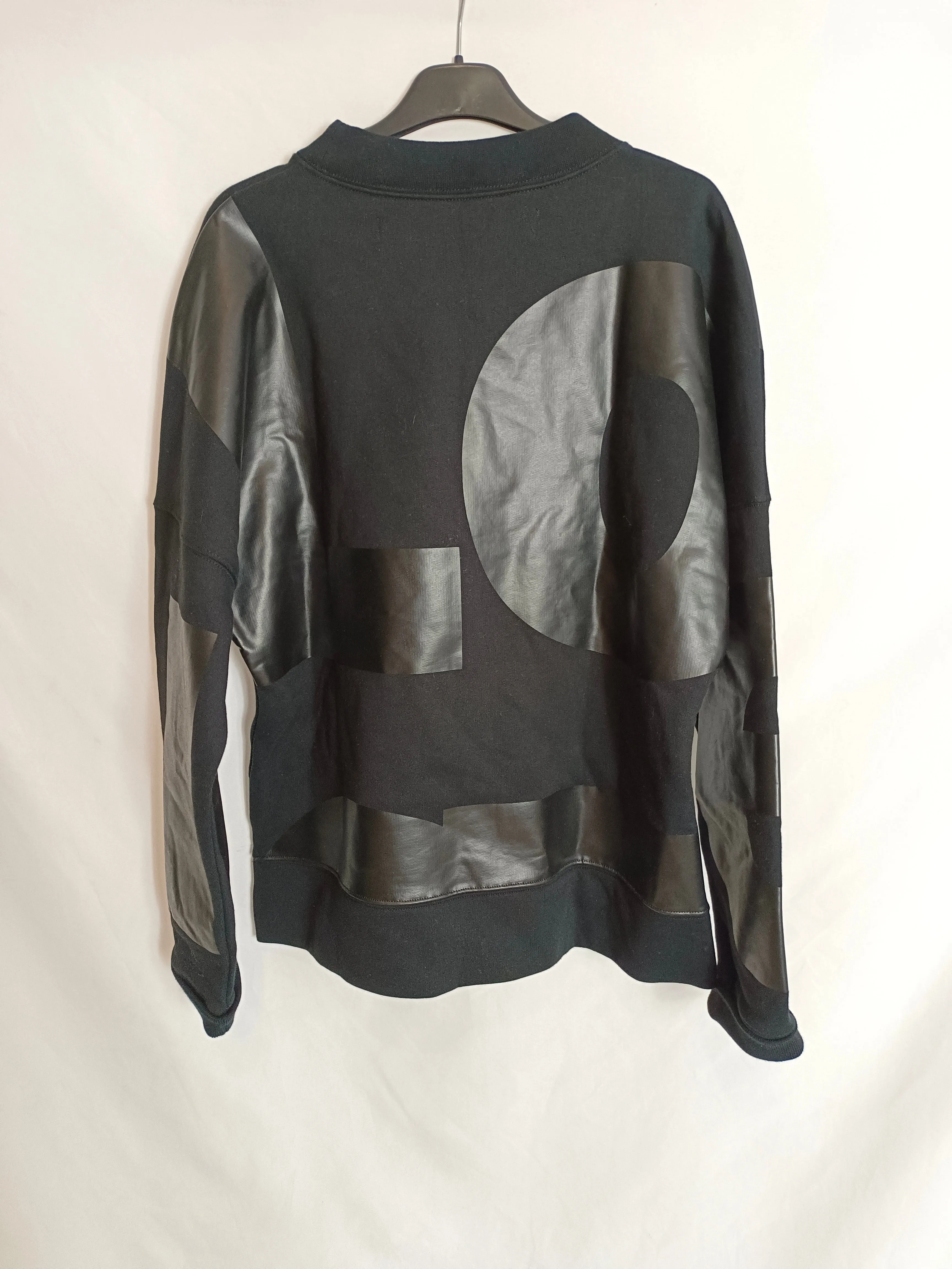 LOREAK. Sudadera negra letras T.s/m