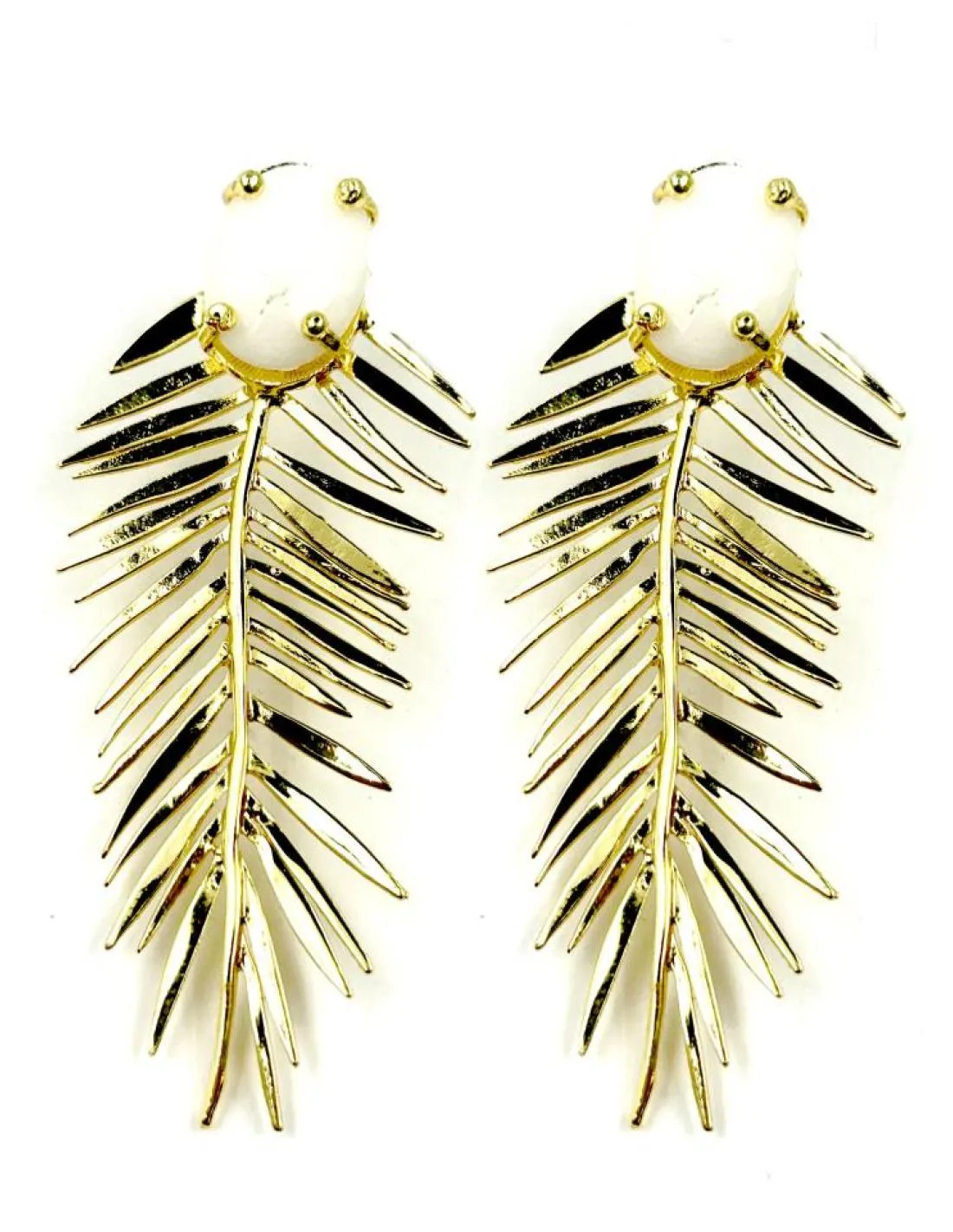 PENDIENTES LARGOS DORADOS Y BLANCOS DE INVITADAS DE BODAS