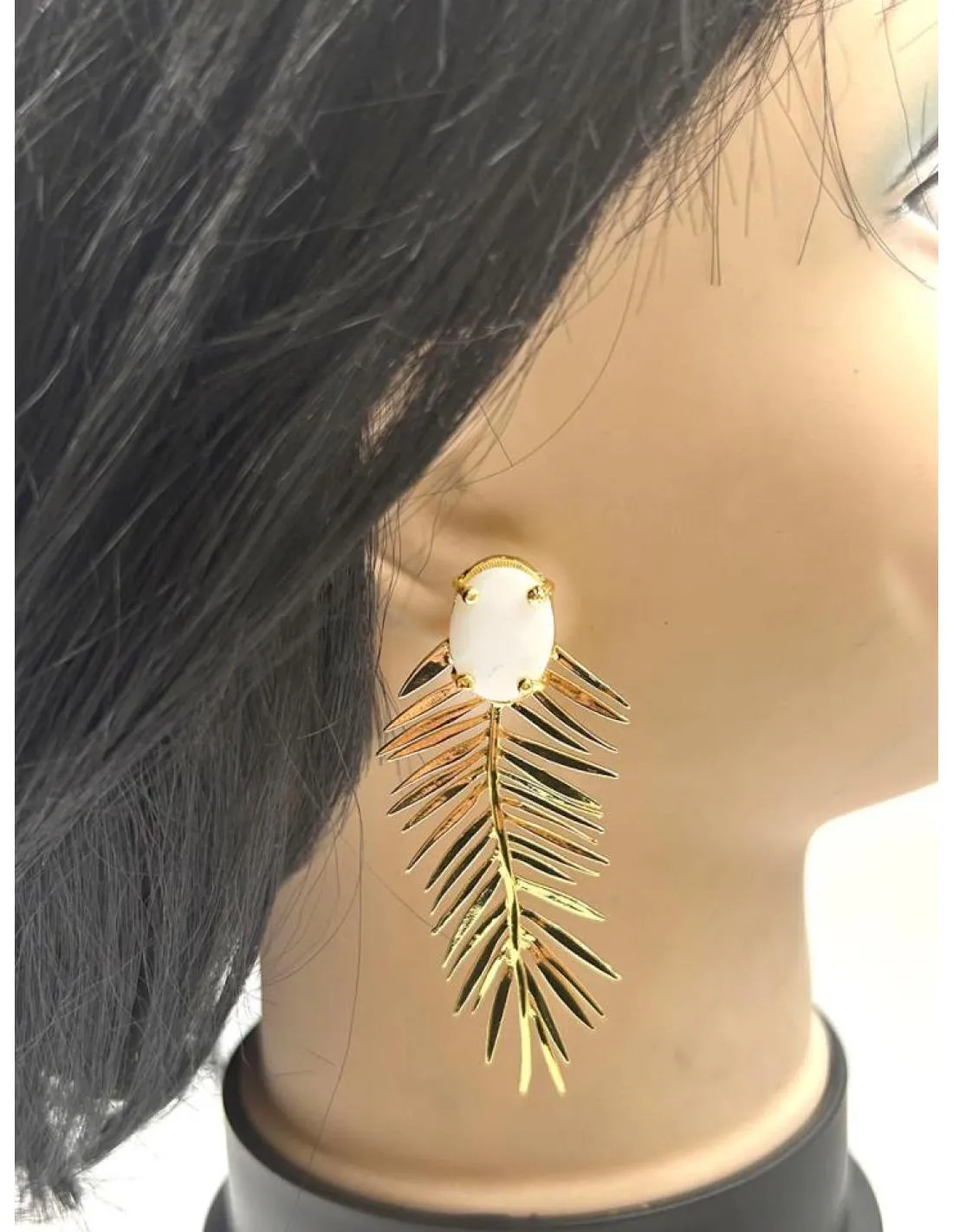 PENDIENTES LARGOS DORADOS Y BLANCOS DE INVITADAS DE BODAS
