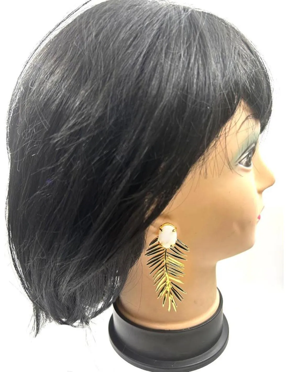 PENDIENTES LARGOS DORADOS Y BLANCOS DE INVITADAS DE BODAS