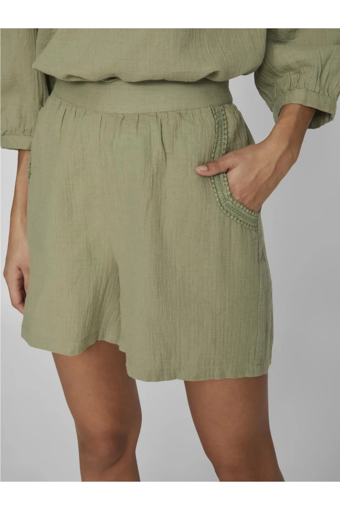 SHORT PUNTILLA VIJULLO VERDE OLIVA