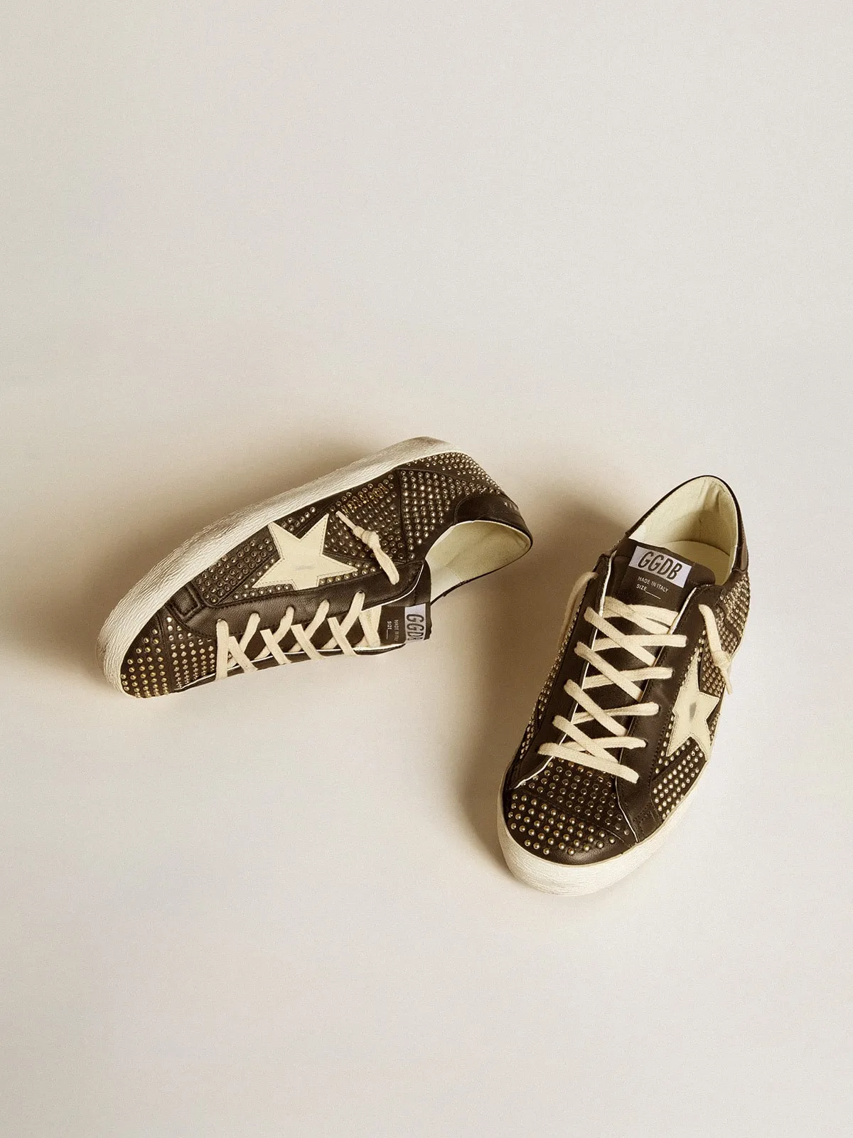 SUPERSTAR DE HOMBRE DE NAPA NEGRA CON TACHAS Y ESTRELLA DE PIEL BLANCA
