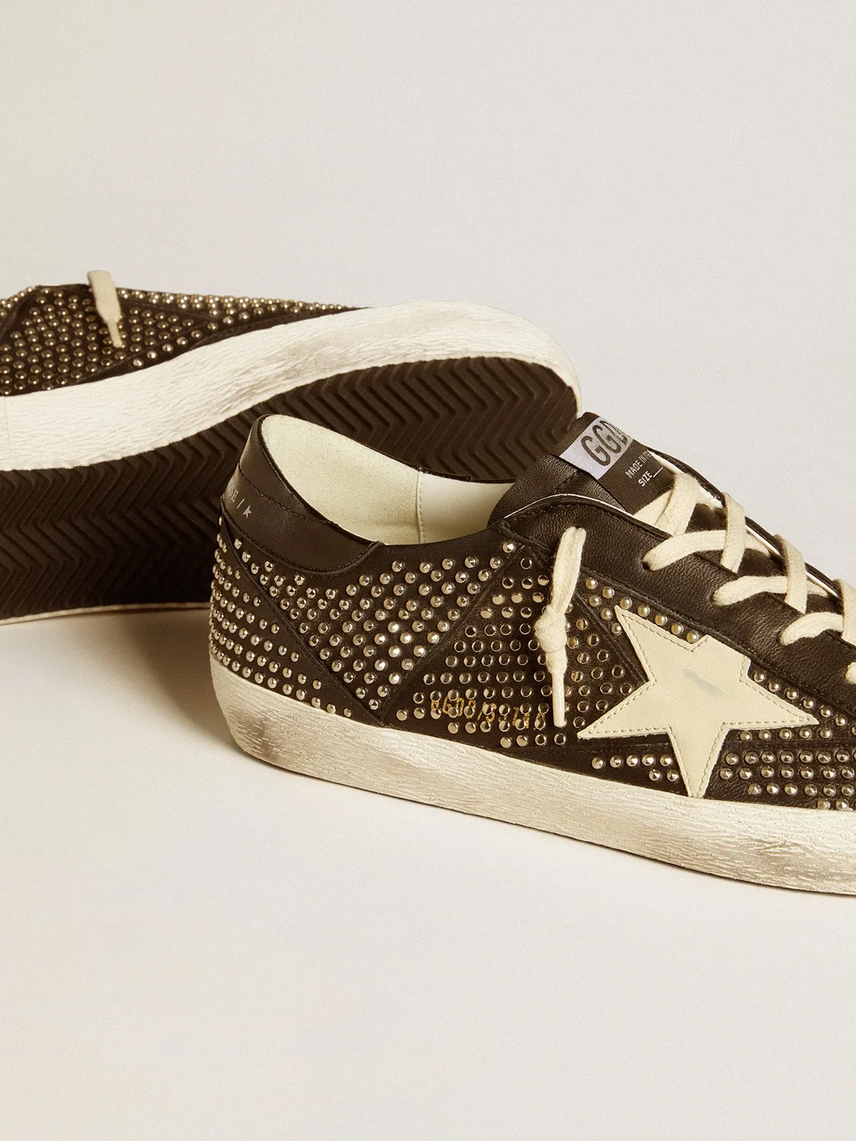 SUPERSTAR DE HOMBRE DE NAPA NEGRA CON TACHAS Y ESTRELLA DE PIEL BLANCA