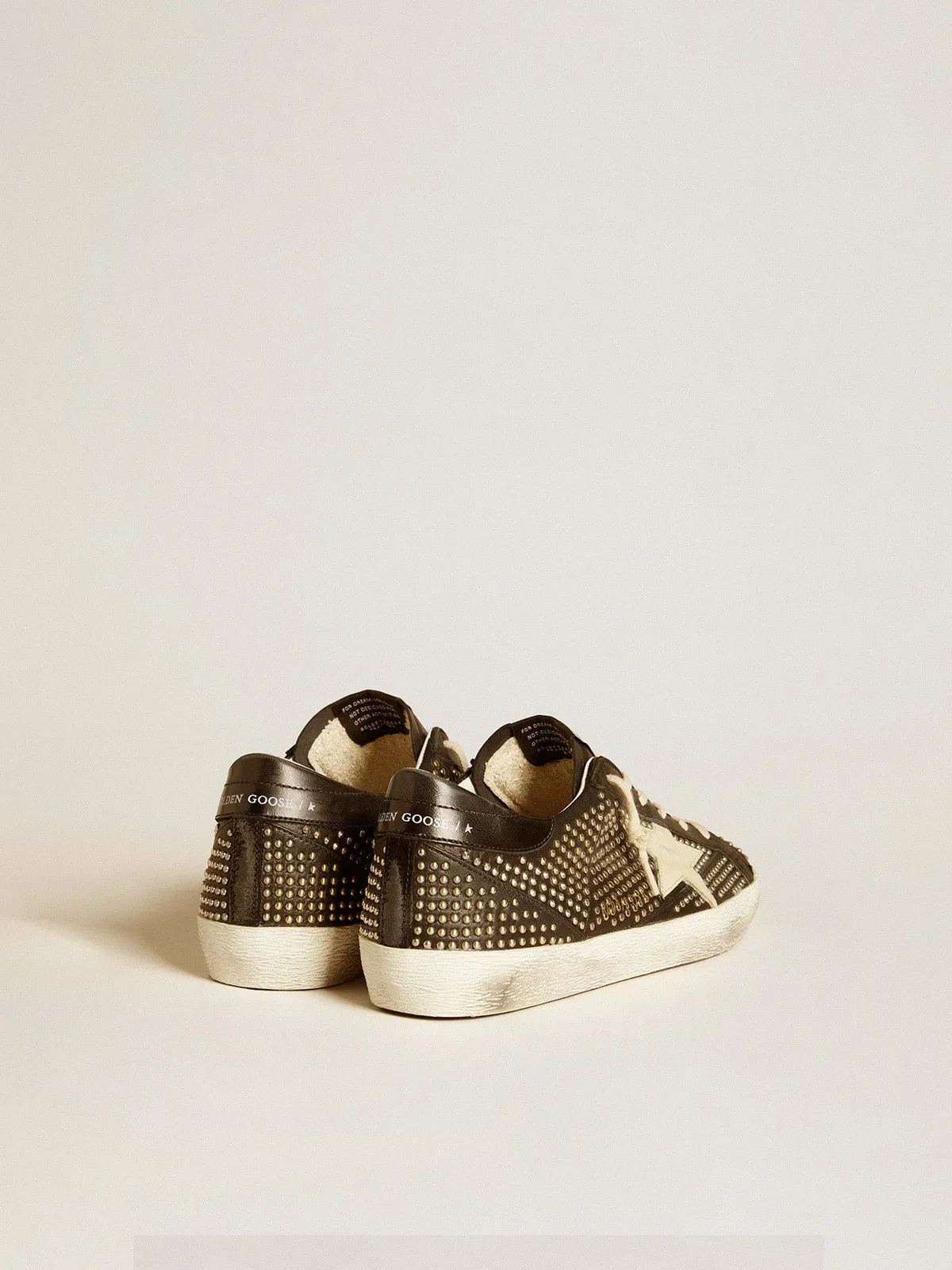 SUPERSTAR DE HOMBRE DE NAPA NEGRA CON TACHAS Y ESTRELLA DE PIEL BLANCA