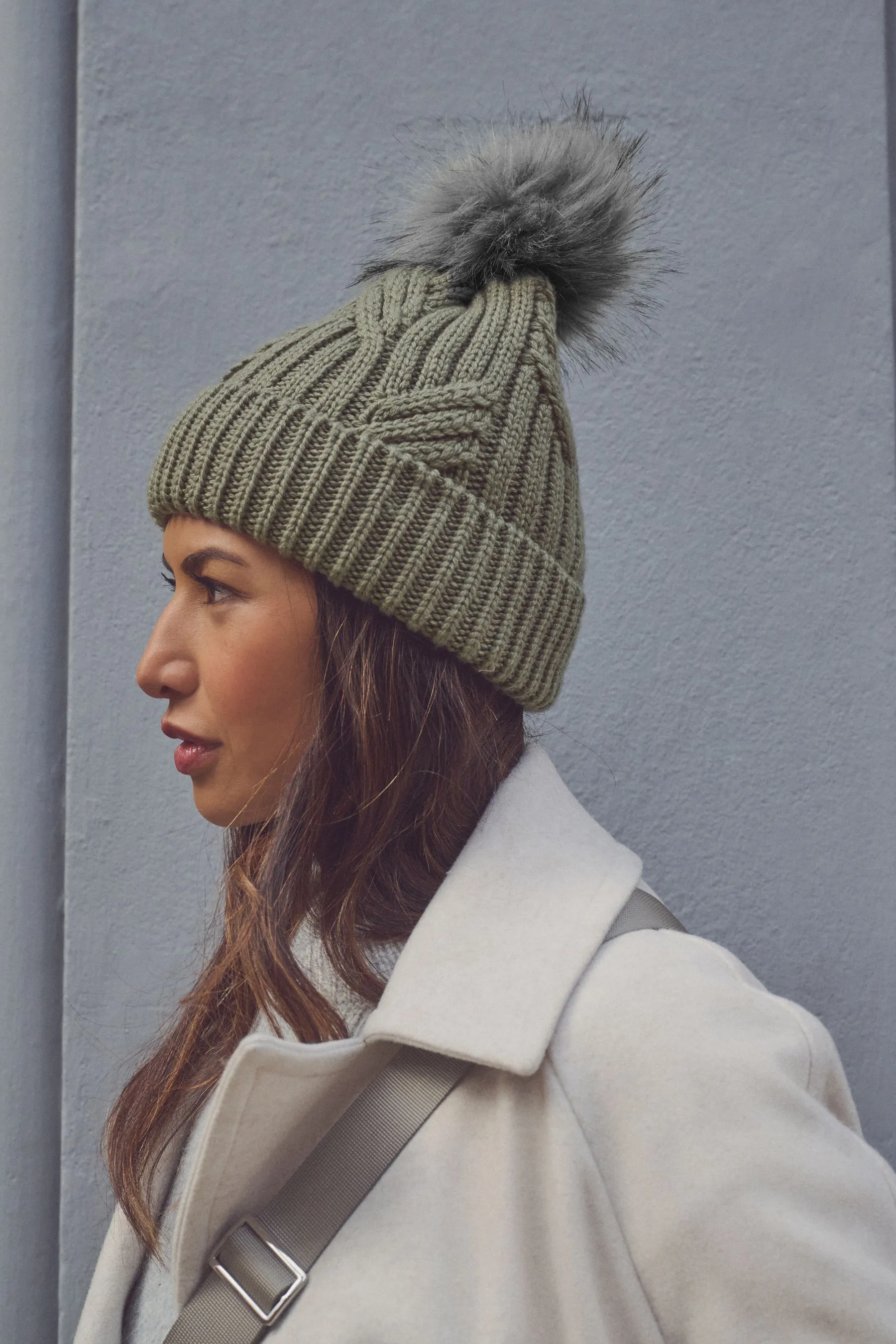 VERDE CAQUI  GORRO DE PUNTO DE OCHOS CON POMPóN