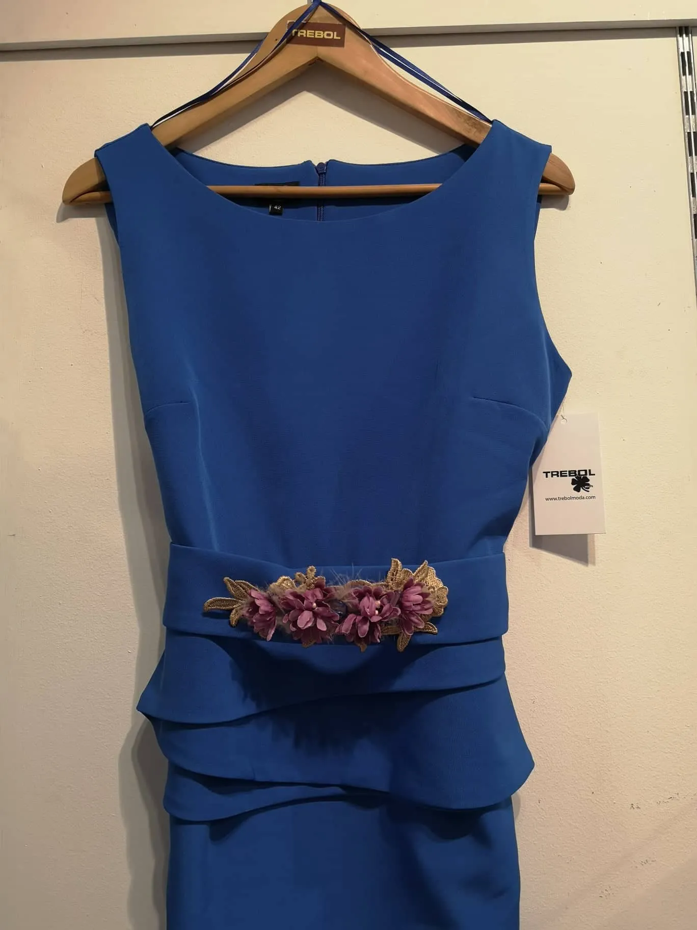 Vestido corto con peplum