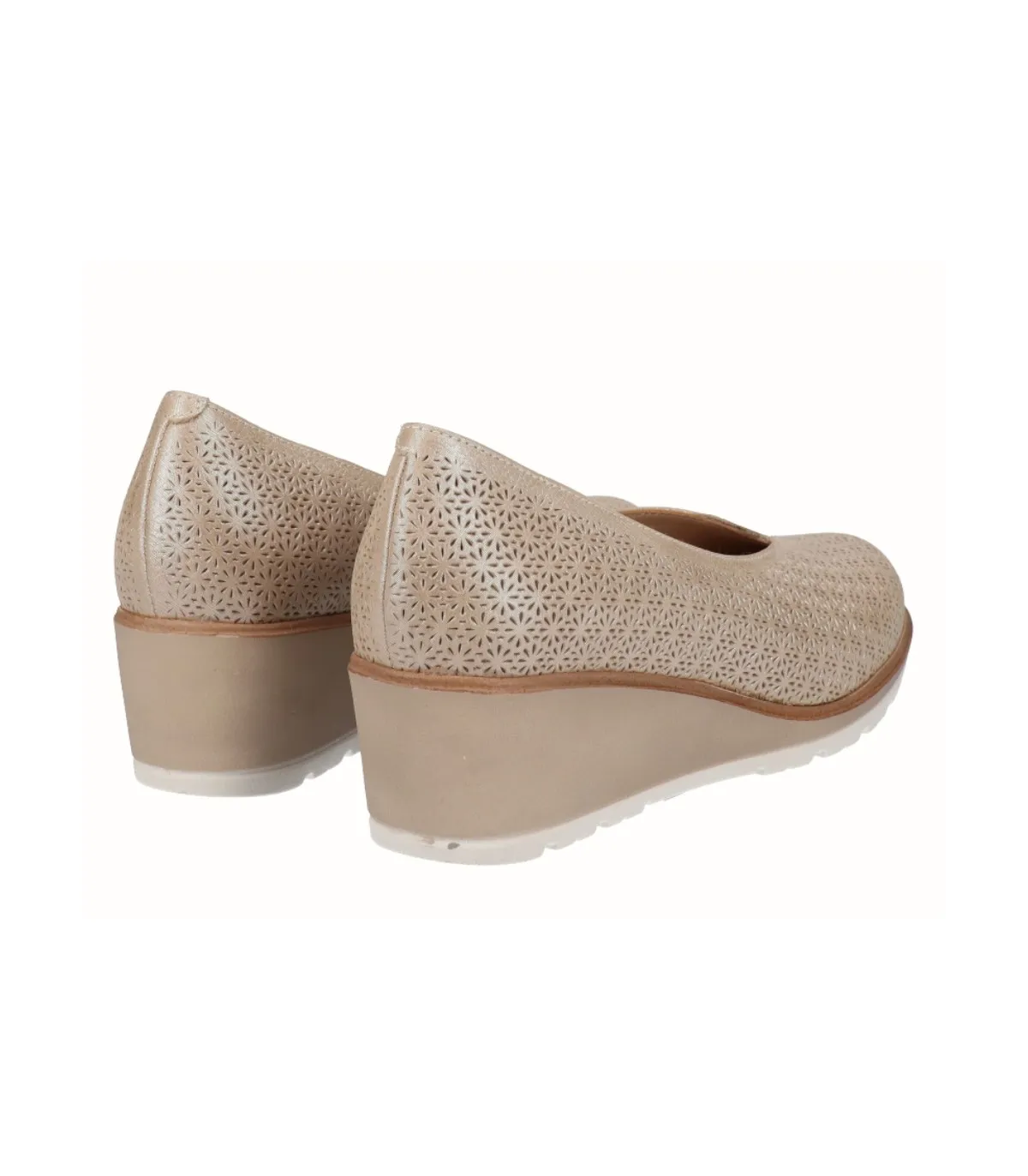 Zapato salón beige con cuña