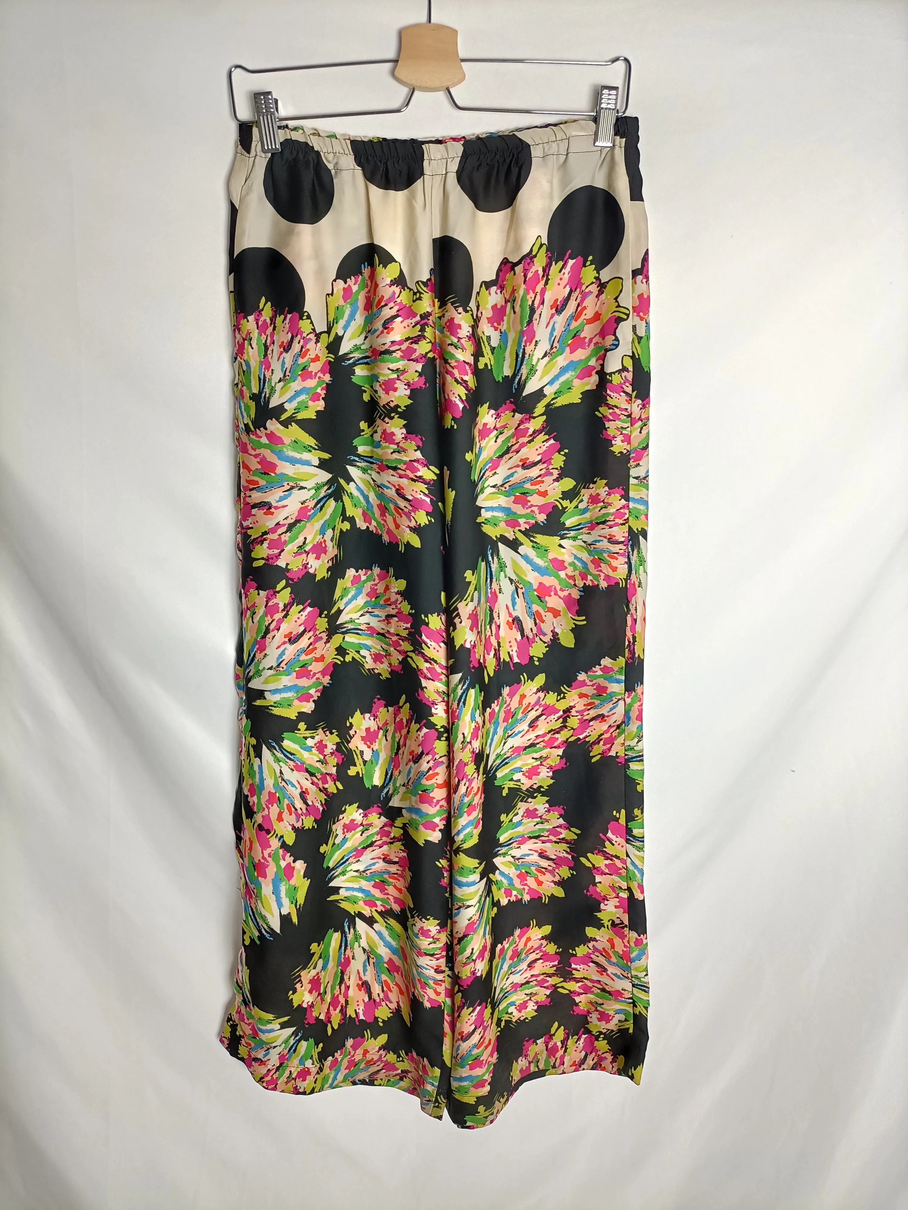 ZARA. Pantalón negro fluido estampado colores. T S