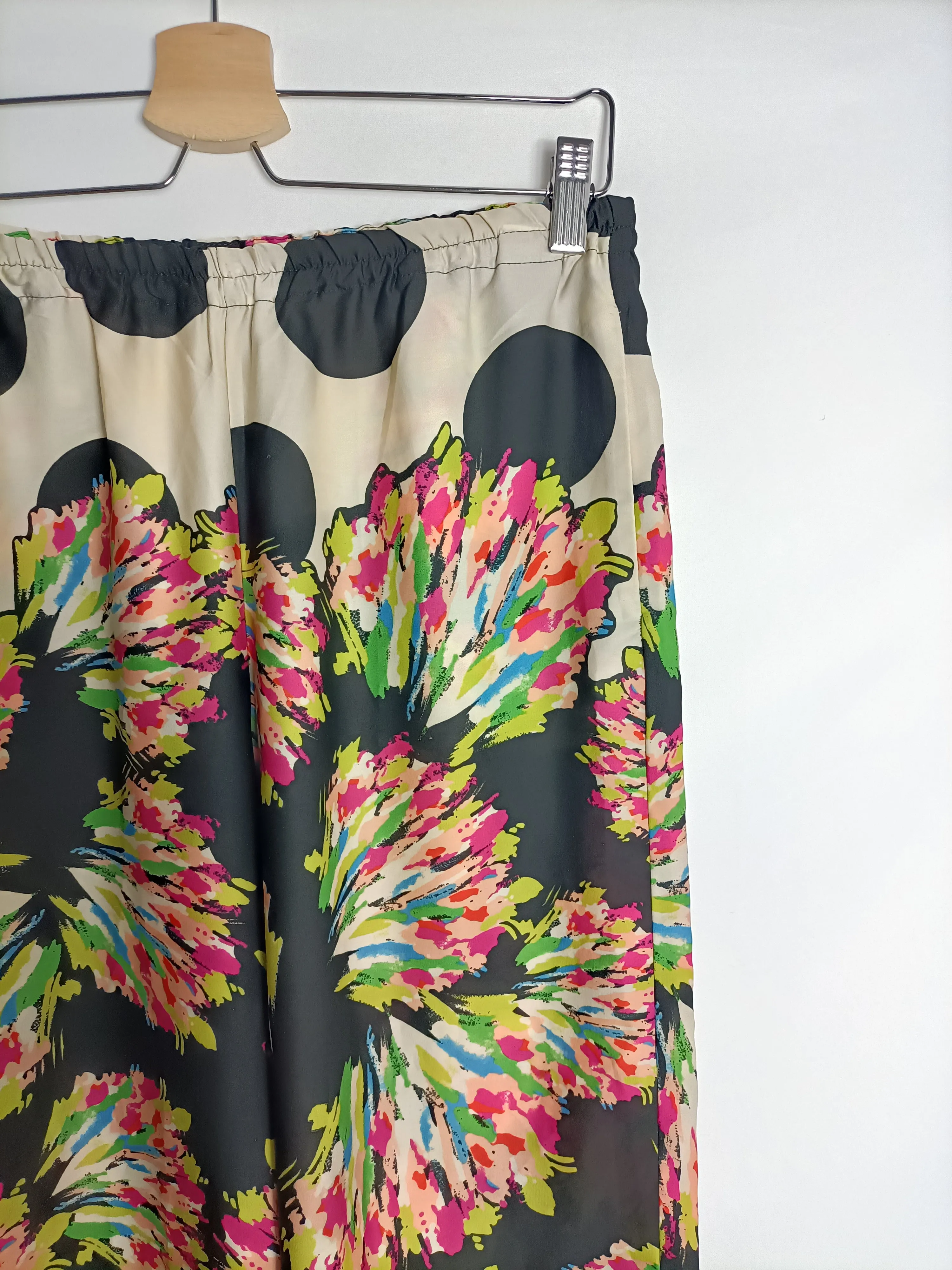 ZARA. Pantalón negro fluido estampado colores. T S