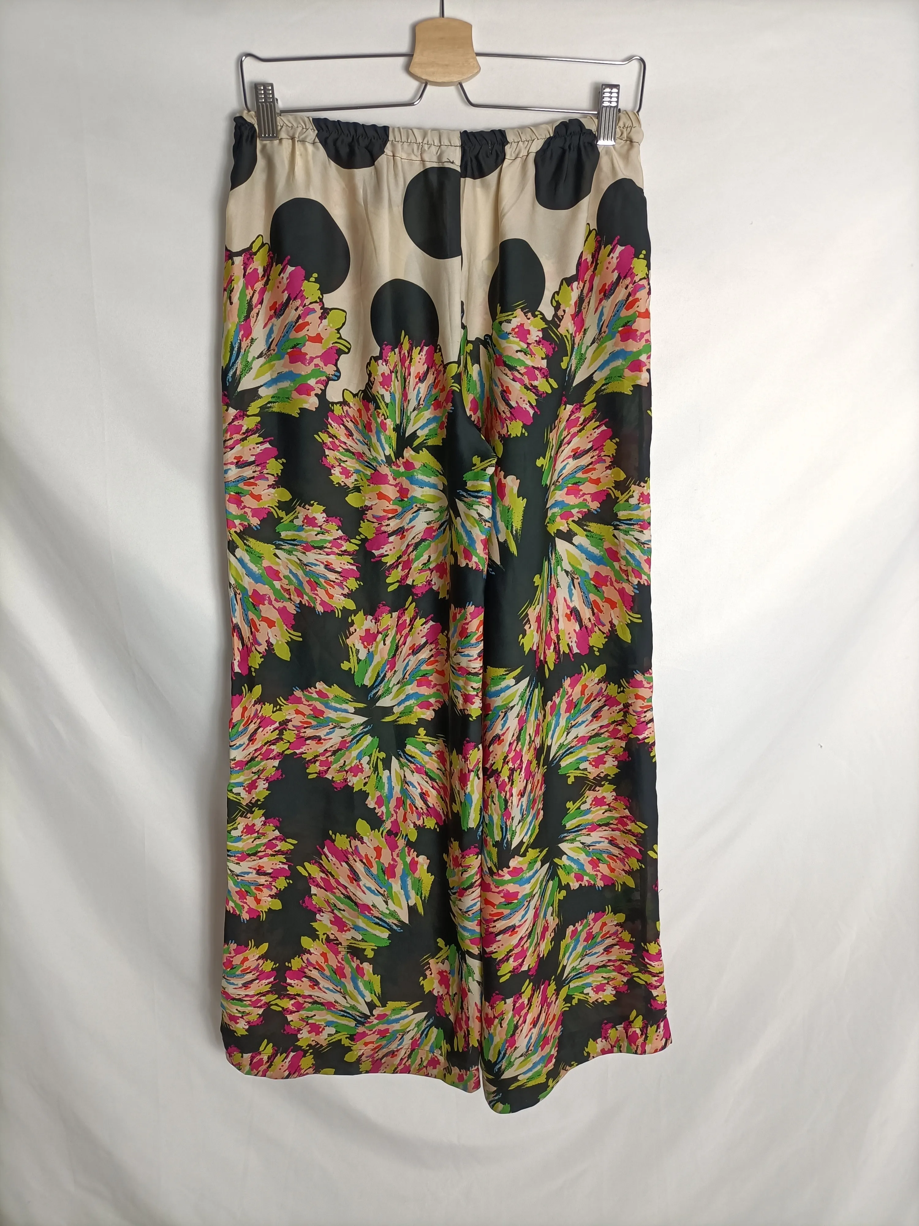 ZARA. Pantalón negro fluido estampado colores. T S